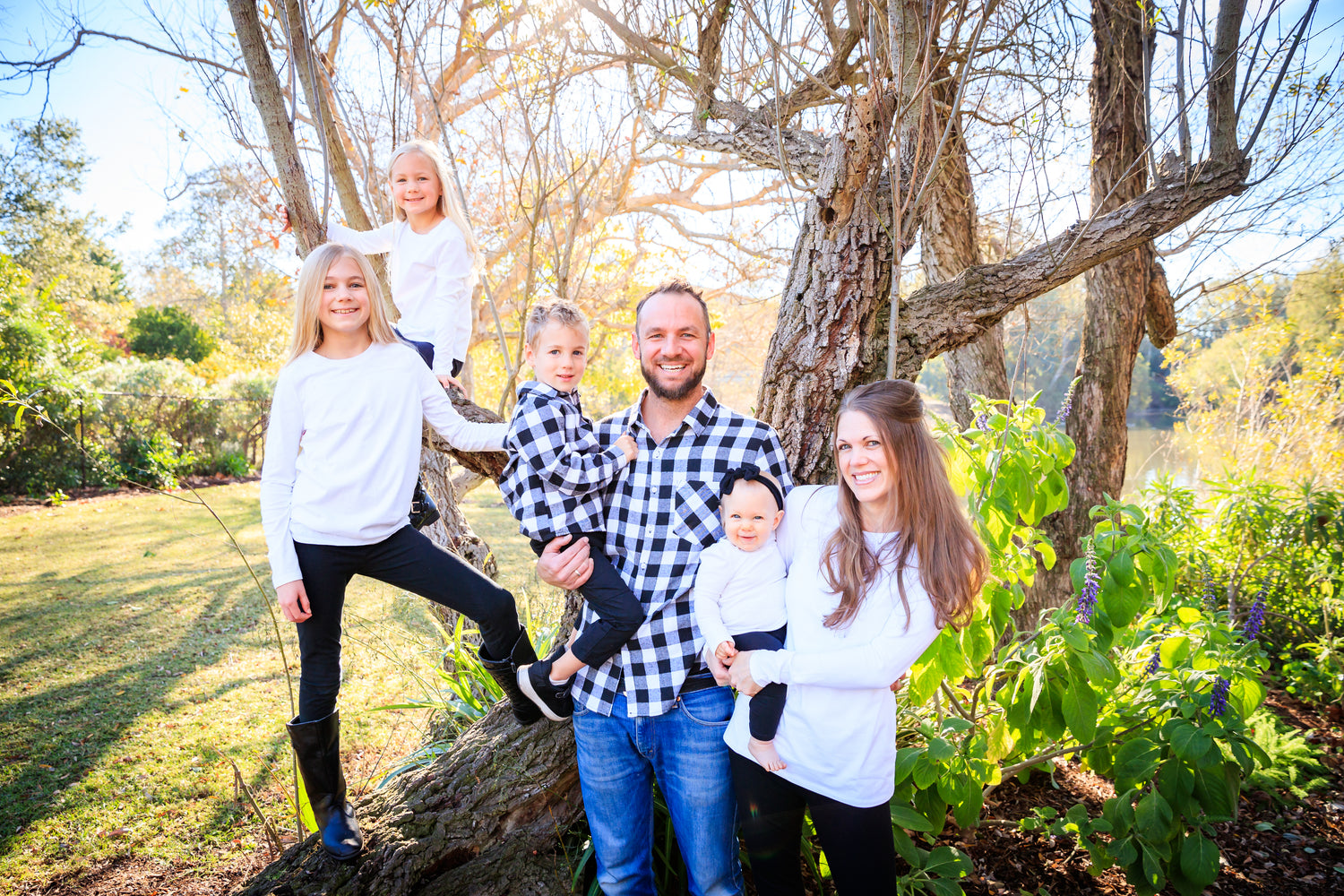 A picture of Chris & Jerri, the owners of Boise Couch Company And their family